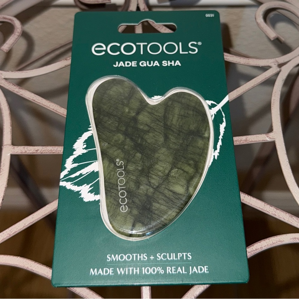 Gua Sha Stone Beauty Tool, Jade — EcoTools - Picture 3 of 17